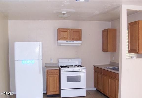 2nd image of 2548 W Belmont Ave