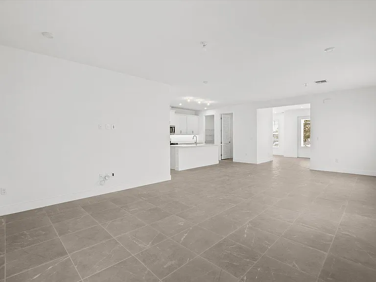 890 SW Newfield Pkwy — Photo 11