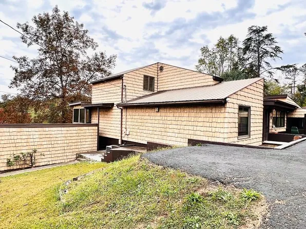 124 Blanton Dr, Staffordsville, KY 41256