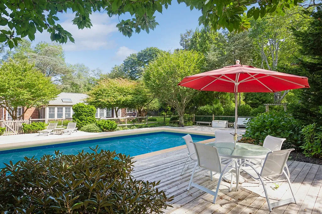 Charming Summer Home in North Haven Village-Pool & Privacy — Photo 2