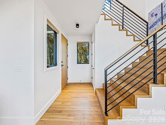 4th image of 15 Laurel Ledge Way