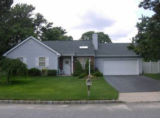 10 Chardonnay Dr, Coram, NY 11727