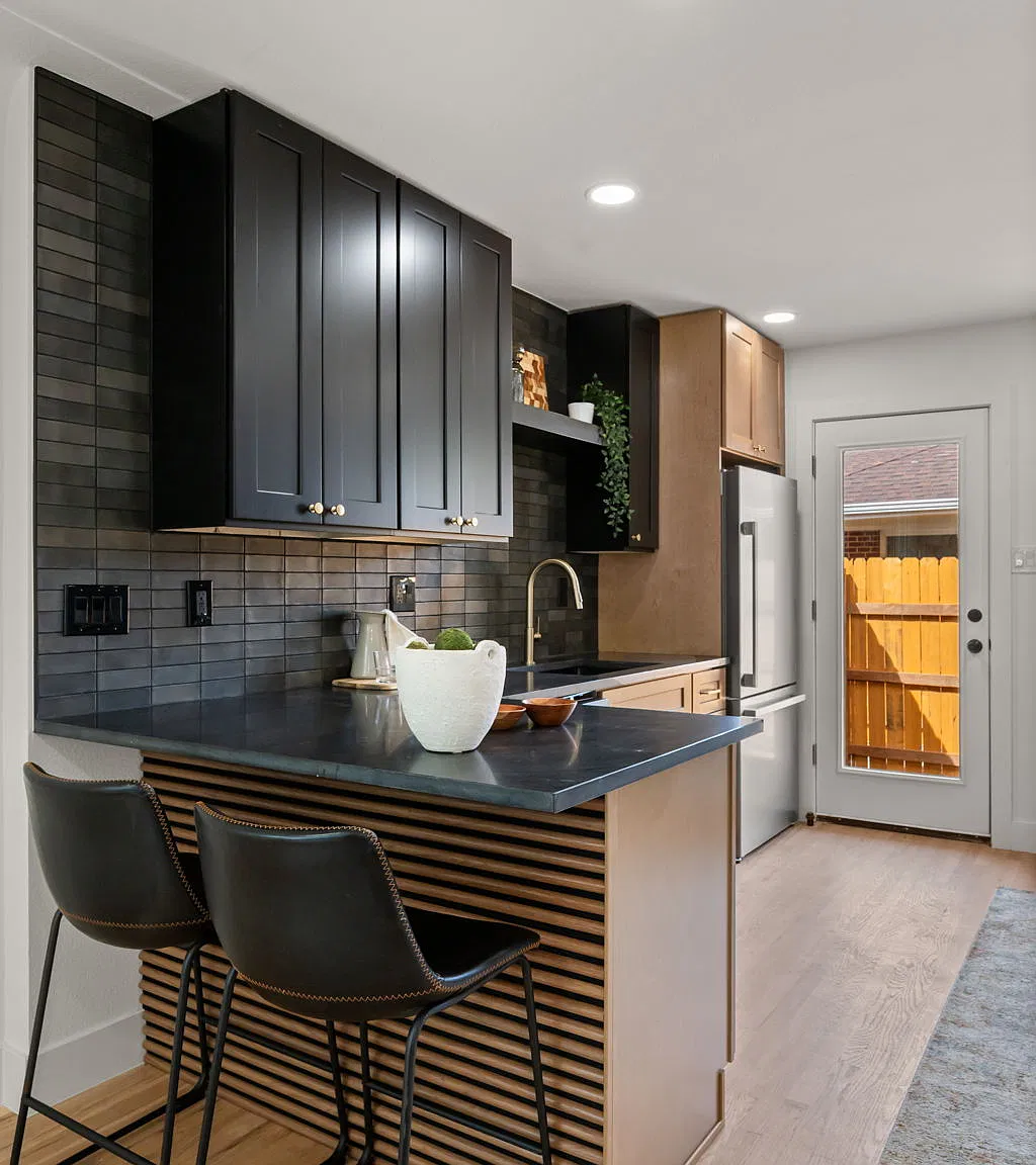 2 bed, 883 sqft, $2,300 — Photo 3