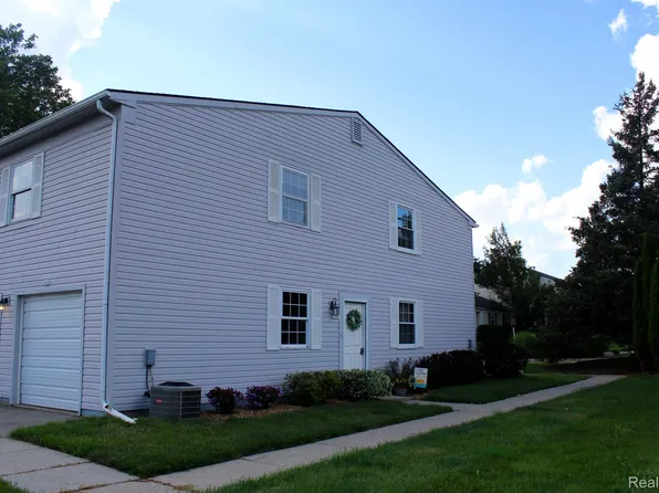 290 Lake Village Dr, Walled Lake, MI 48390