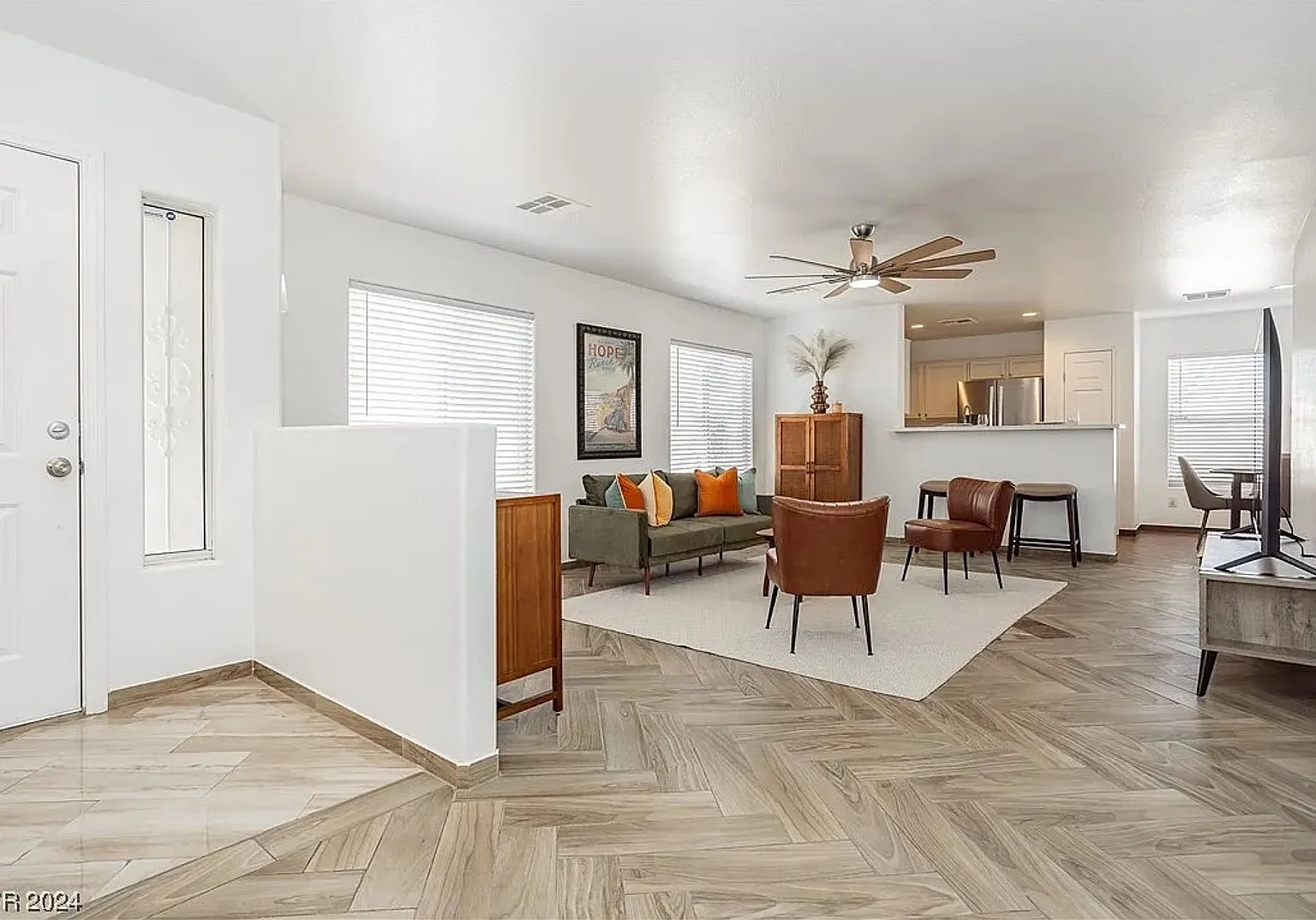 Single-story stunner in a quiet cul-de-sac! — Photo 4