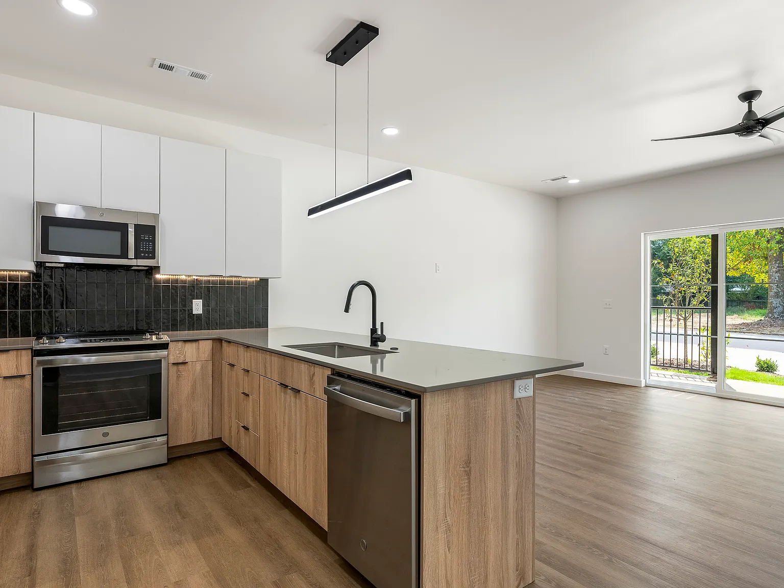 3 bed, 2.5 bath, 1800 sqft, $3,150 — Photo 4