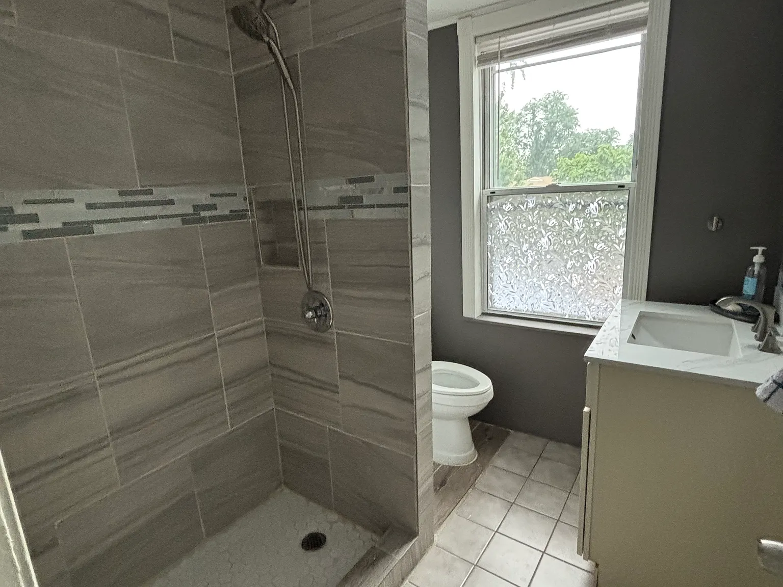 3 bed, 900 sqft, $1,800 — Photo 2