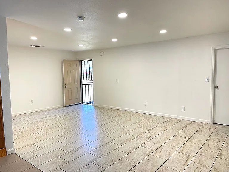 2698 San Anselmo Ave — Photo 2