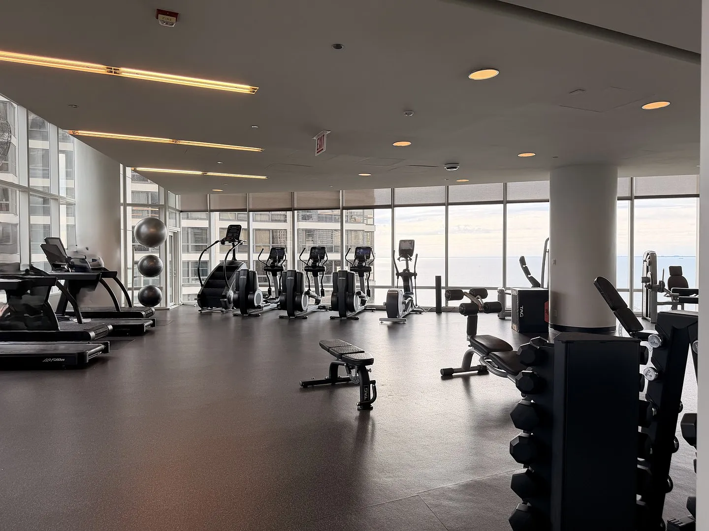 1 bed, 1.5 bath, 1250 sqft, $4,200 — Photo 2