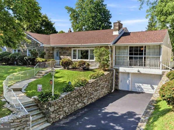 320 E Knowles Ave, Glenolden, PA 19036