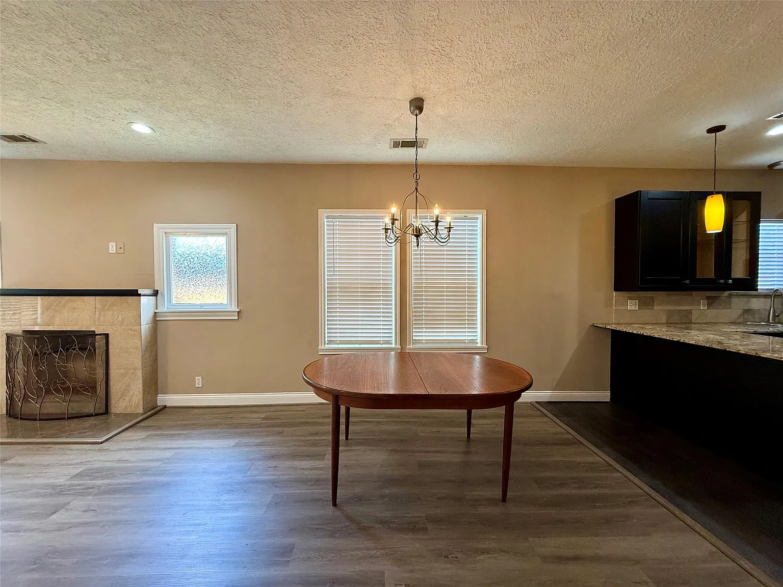 2 bed, 1.0 bath, 1170 sqft, $1,999 — Photo 4