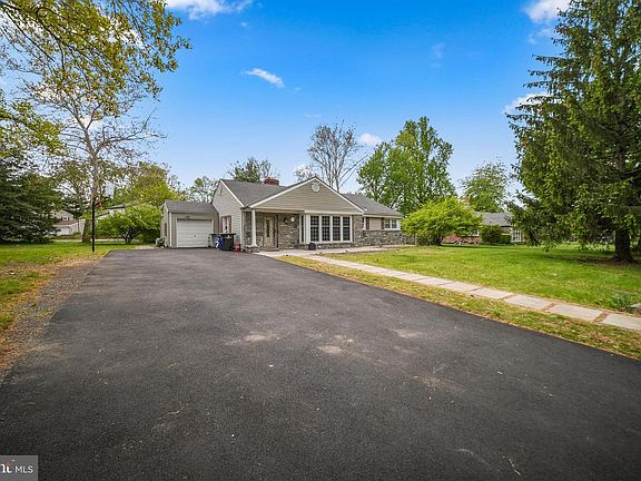 3rd image of 3119 Manor Rd
