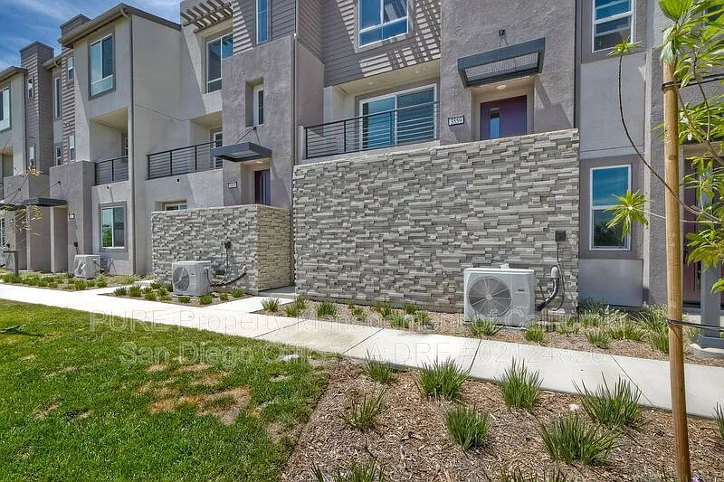 4 bed, 4.0 bath, 1549 sqft, $5,695 — Photo 3