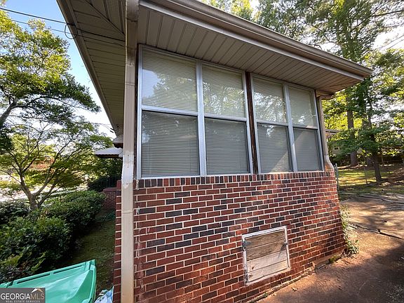 4th image of 2086 Edgemore Dr