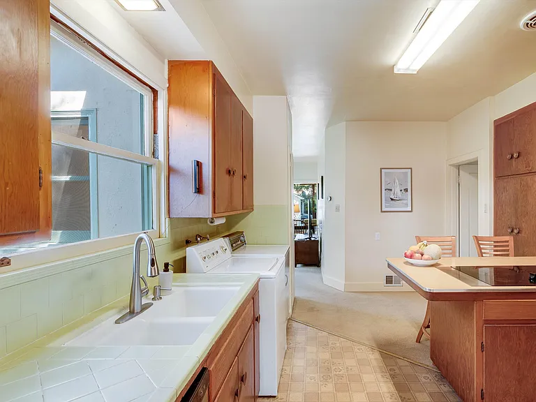 742 Austin Ave — Photo 21