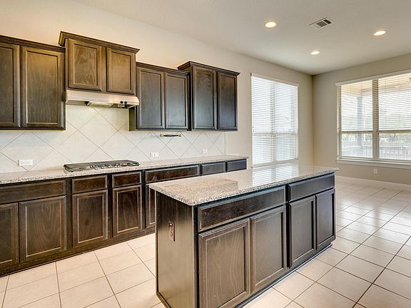 5th image of 845 Richardson Ln