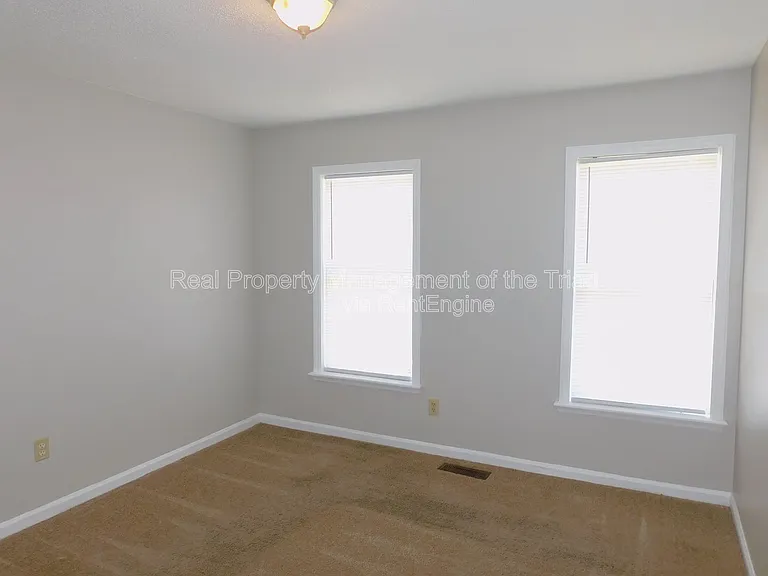 1805 Cody Ave — Photo 3