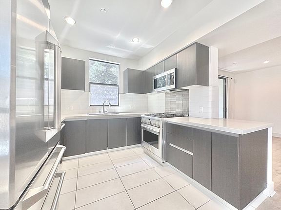 3rd image of 843 N Fuller Ave APT 203