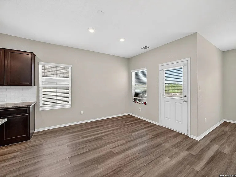 2902 Daisy Mdw — Photo 5