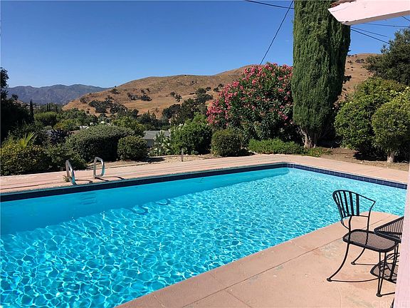 3rd image of 26124 Roymor Dr