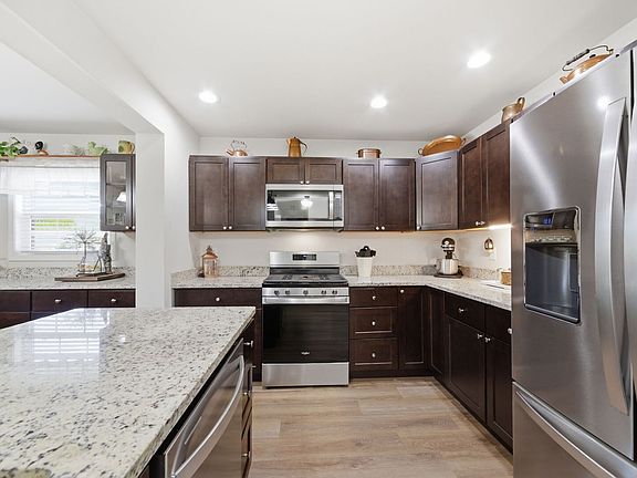 3rd image of 2016 Red Willow Rd