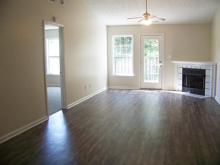 108 Christopher Ct — Photo 2