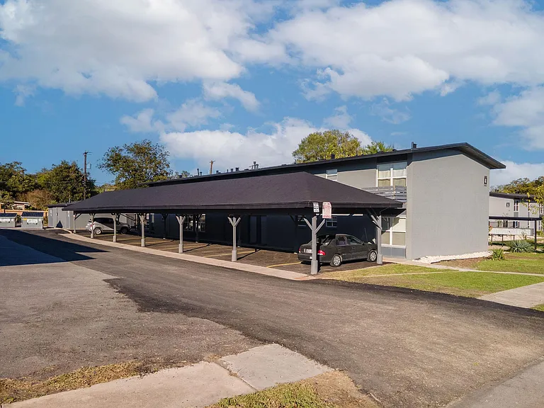 Dellview Crossing Apartments — Photo 16