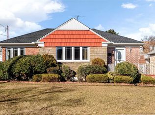 101 Margaret Dr, Valley Stream, NY 11580