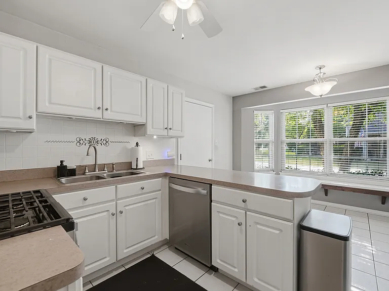 13920 S Cambridge Cir — Photo 9