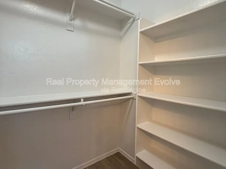 1516 E Bowker St — Photo 17