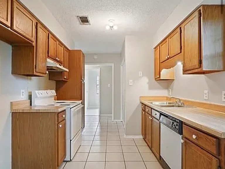 18173 Holly Ridge Dr — Photo 6