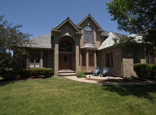 572 Waters Edge Dr, South Elgin, IL 60177