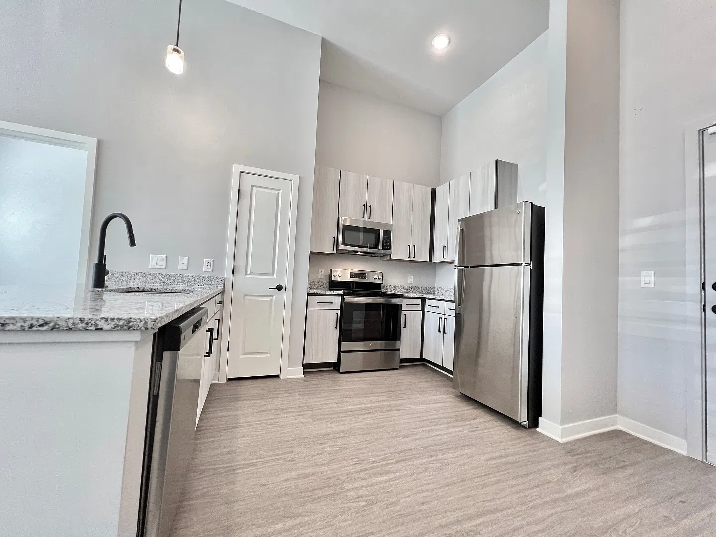 112 E Greenhill Ln — Photo 3