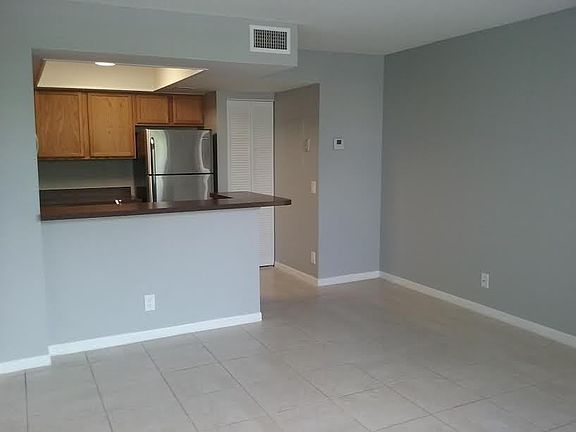 3rd image of 752 Executive Center Dr APT 35