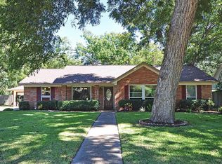 112 Huckleberry Dr, Lake Jackson, TX 77566