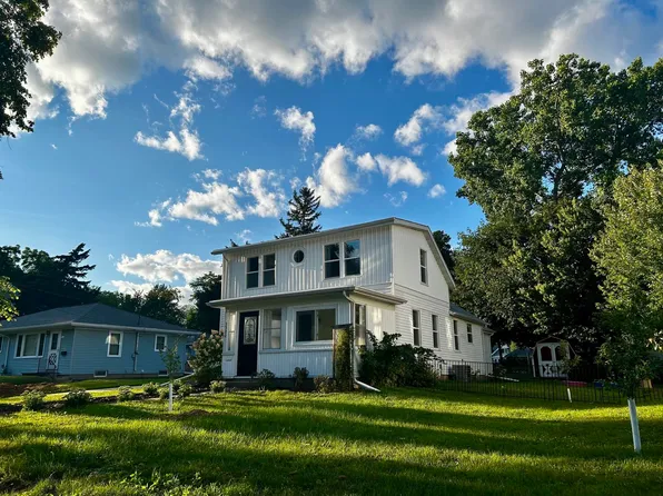 1320 Waugoo Ave, Oshkosh, WI 54901