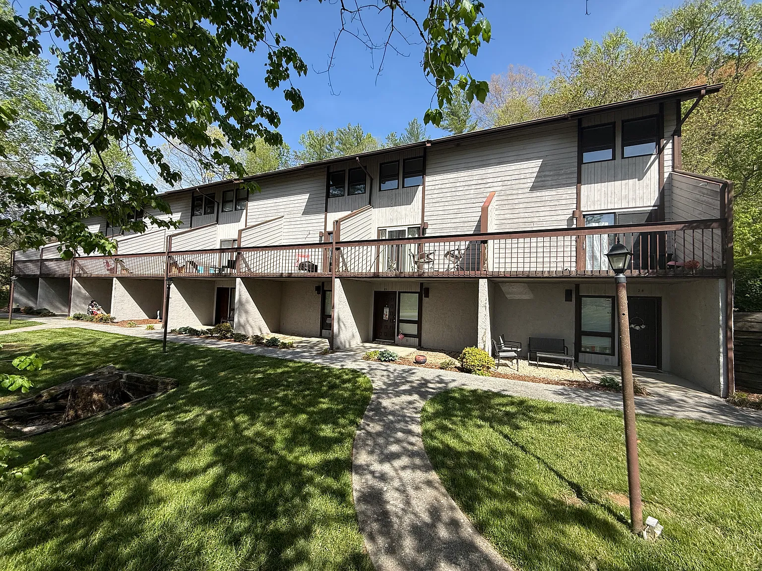 Laurelwood Apartments — Photo 1