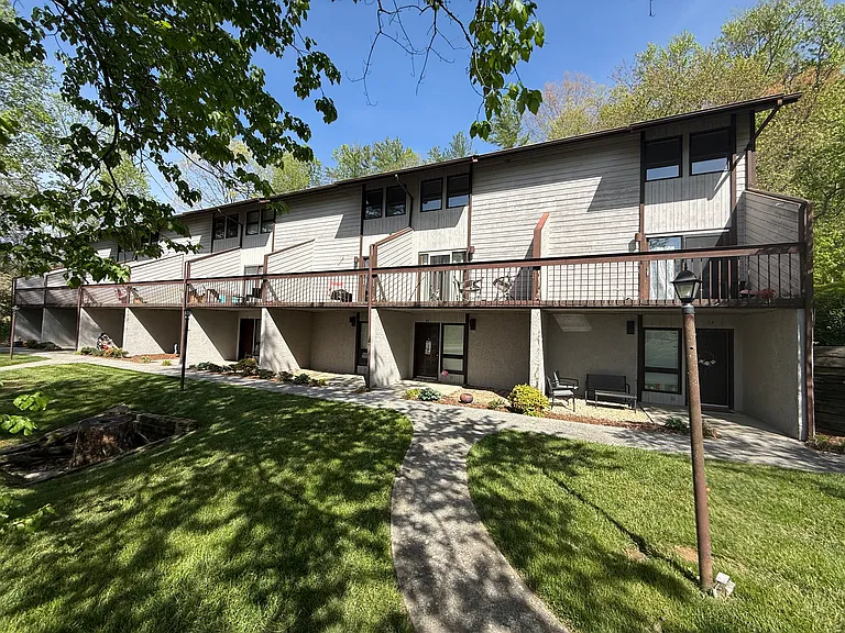 Laurelwood Apartments — Photo 3