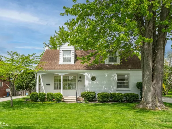 1726 Hawthorne Rd, Grosse Pointe Woods, MI 48236