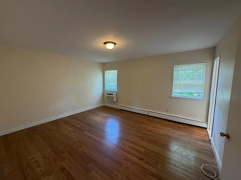 557B Plainview Rd — Photo 9