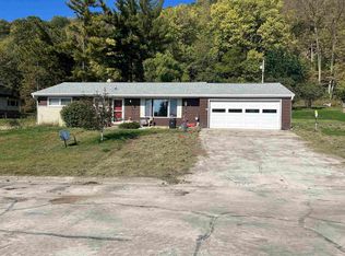 1009 E Bluff St, Cassville, WI 53806