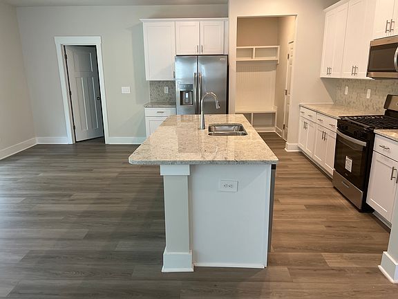 4th image of 920 Burghley Cir