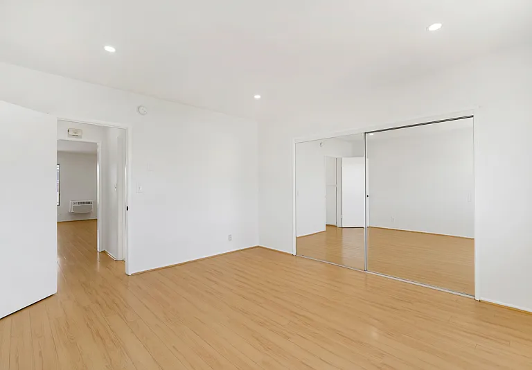 200 N Oxford Ave #11 — Photo 11
