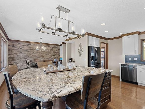 5th image of 210 Stanhope Ln