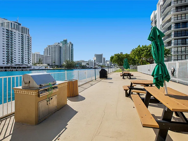 800 Parkview Dr #1007 — Photo 23