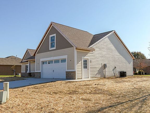 3rd image of 111 Aspen Dr