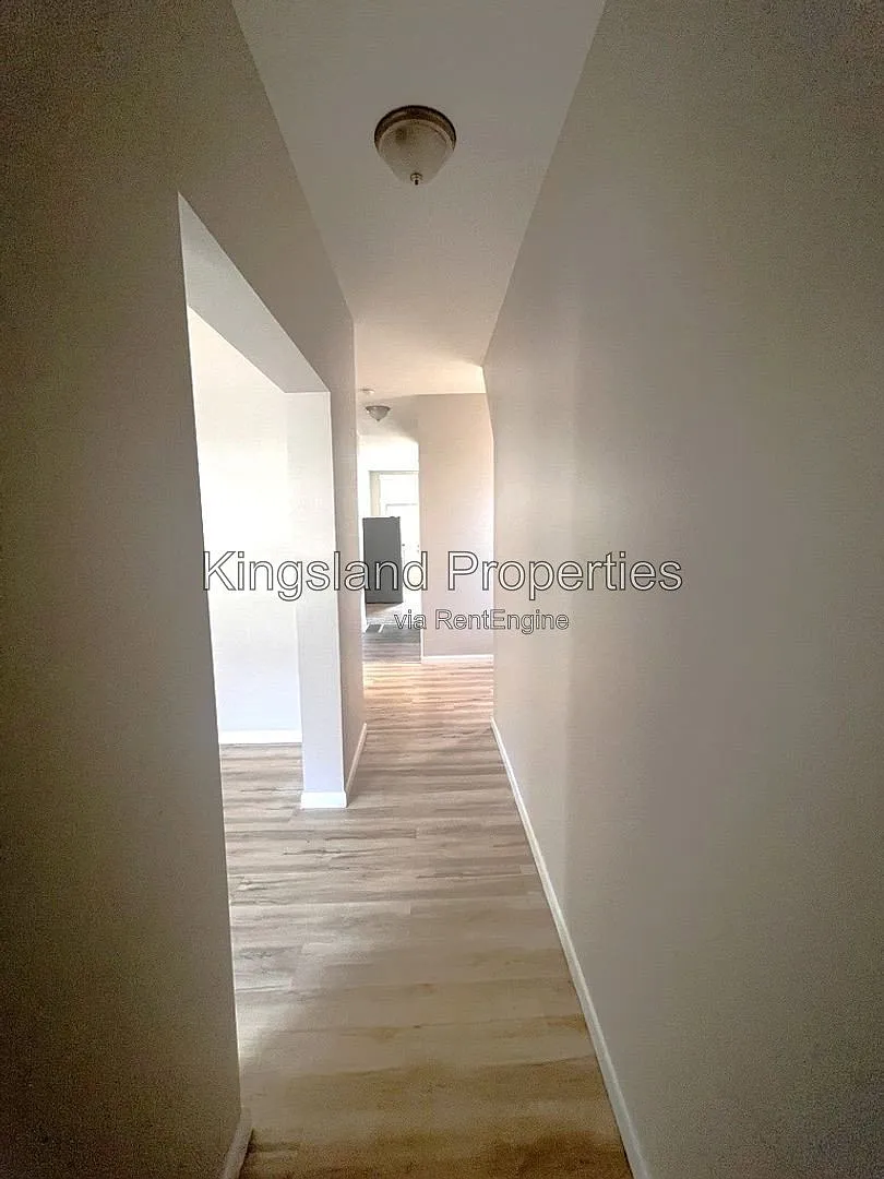 2 bed, 1.0 bath, 1000 sqft, $1,050 — Photo 3