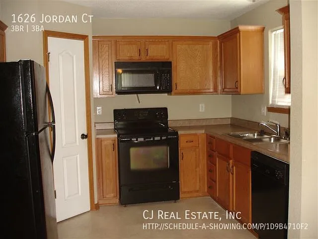 1626 NW Jordan Ct — Photo 4