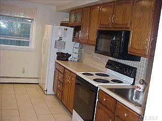 3rd image of 64 Wyandotte St