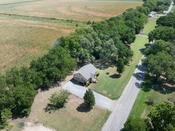 420 E Oak St, Douglass, KS 67039